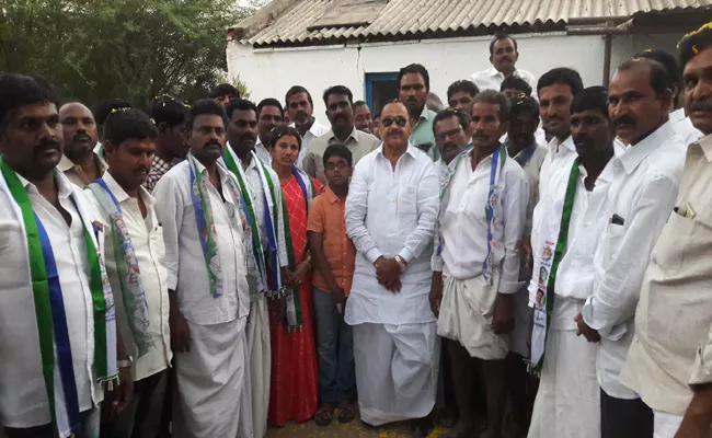 Yadav Families Joined In YSRCP In Chapadu - Sakshi