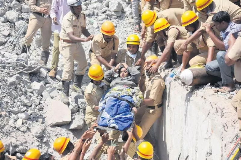 Death toll mounts to 10 in Dharwad building collapse - Sakshi