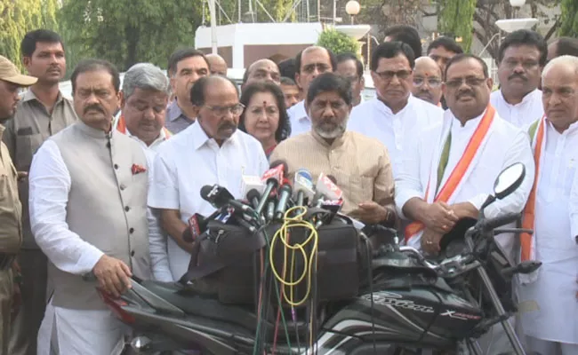 Telangana Congress Leaders Meet Governor Narasimhan Over Party Changes - Sakshi