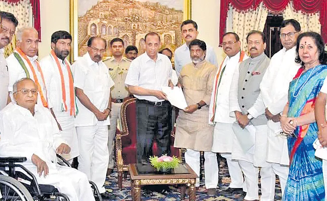 Veerappa Moily Complained About KCr To Governor Narasimhan - Sakshi