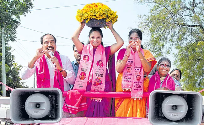 Kavita Roadshow held in Jagathala distric in the election campaign - Sakshi