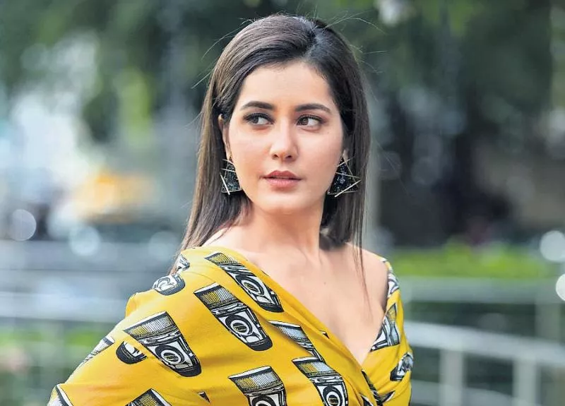 rashi khanna busy busy in shootings - Sakshi