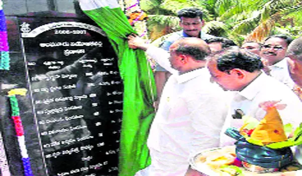 Ysr Initiates Indiramma Scheme In East Godavari - Sakshi