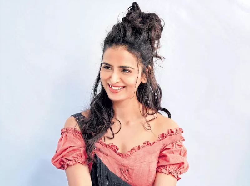 Meenakshi Dixit to star in Mahesh Babu's Maharshi - Sakshi