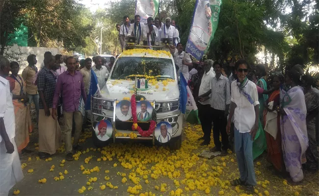 YSRCP Candidates Sanjeevaiah, Satyanarayana Reddy Election Campaign In Pellakuru - Sakshi