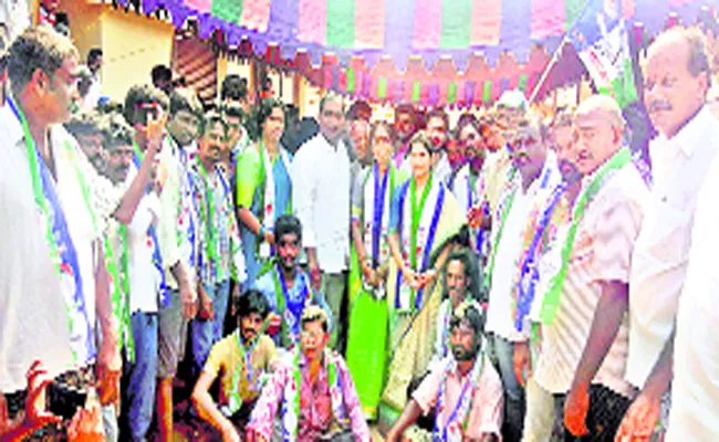 Tdp Leaders Jump Into Ysrcp - Sakshi