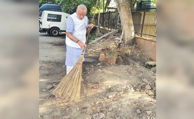 Criticisms on Narendra Modi Swachch Bharath Abhiyan Scheme - Sakshi