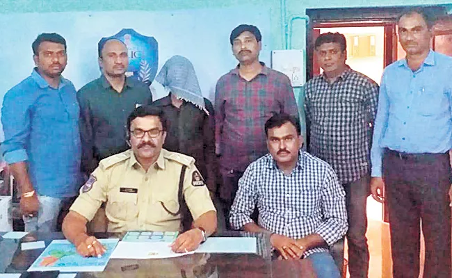 Gold Smugglers Arrest in Hyderabad - Sakshi