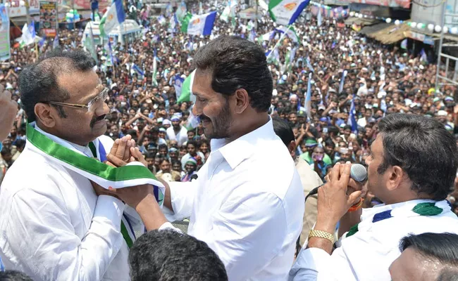 Writer Chinni Krishna Joins In YSRCP - Sakshi