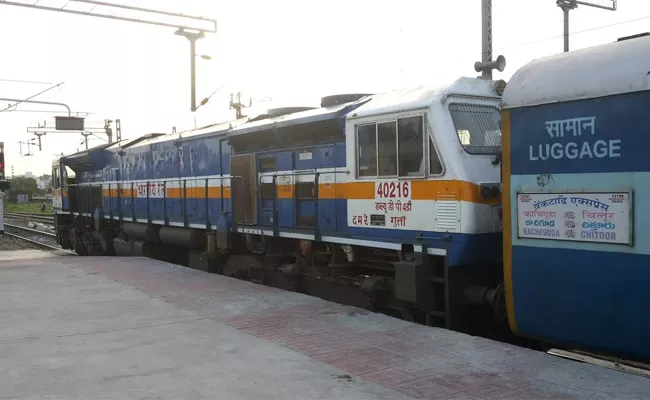 Venkatadri Express Derailed At Kurnool Railway Station - Sakshi