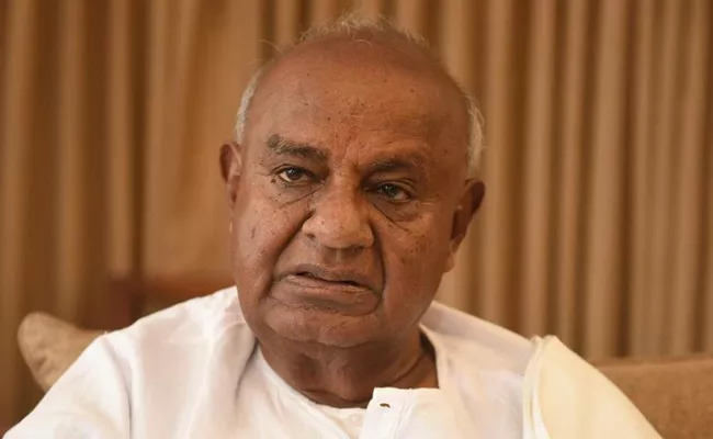 Congress Rebel Against Former PM Deve Gowda Revoke His Nomination - Sakshi