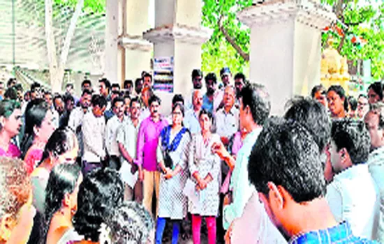 Employees Fires On Their Union Leaders - Sakshi