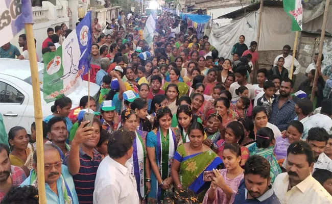 YSRCP State Women's General Secretary Kolagatla Sravani Election Campaign In Vizianagaram - Sakshi