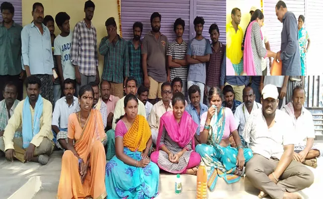 Girl Protest In Front Boyfriend's House - Sakshi