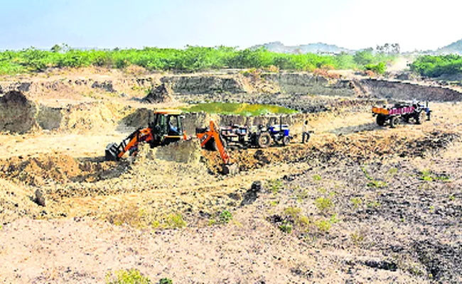 Realtors Making Mud Business Through Mining Talla Lake In Mahabubnagar - Sakshi