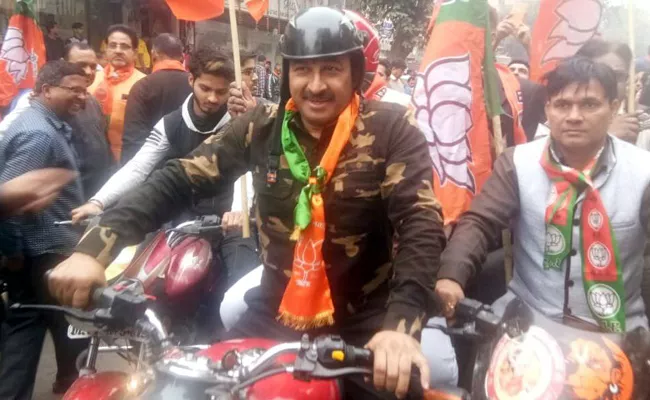 Manoj Tiwari wears military fatigues at BJP bike rally - Sakshi