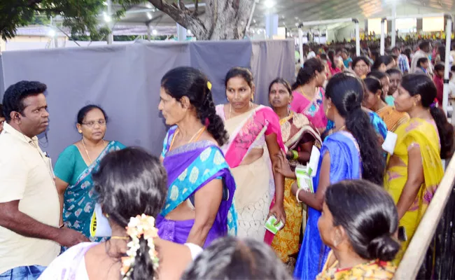 CM Meeting Late Starts in Tirupati Womens Suffered Hungry - Sakshi