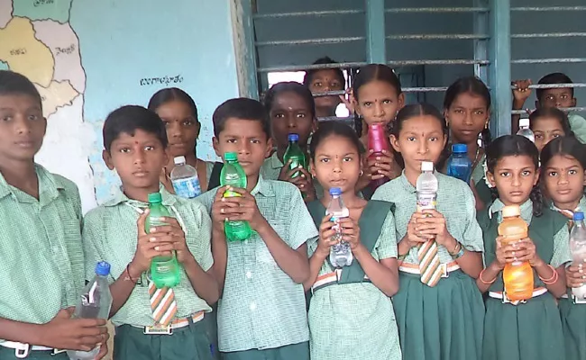 Lack Of Water Facility In GOVT School  Maktal - Sakshi