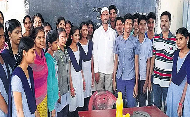 Shahed Distribute Snacks For Tenth Class Students - Sakshi