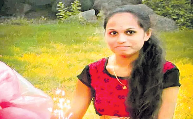 Petrol Attack Victim Warangal Ravali Died in Yashoda Hospital - Sakshi