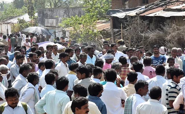 Lover Petrol Attack Ravali Tearful Farewell Warangal - Sakshi