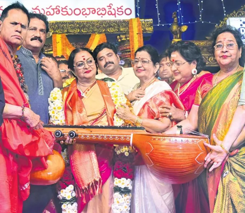 TSR honours B.Saroja Devi with 'Viswanata Samragni'  - Sakshi