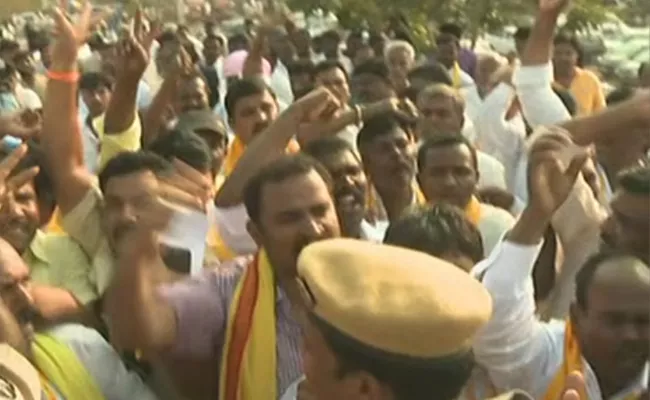 Puttaparthi TDP Activists Protest Against Palle Raghunatha Reddy - Sakshi