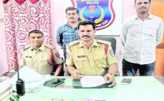 ATM card thief arrested by bhuvanagiri police - Sakshi