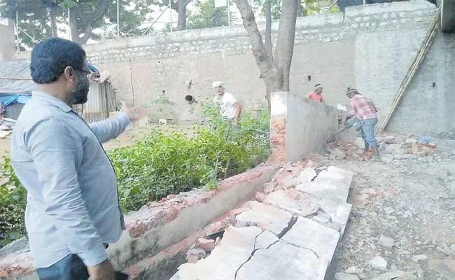 GHMC Officials Demolished AP DGP Thakur Portion Of His House - Sakshi