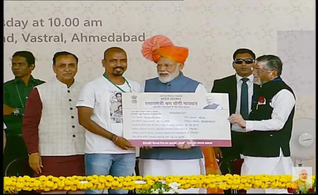 PM Narendra Modi Presesnts Srama Yogi Pension Scheme To Erra Harinath - Sakshi