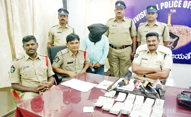 Thief Arrest in Kurnool - Sakshi