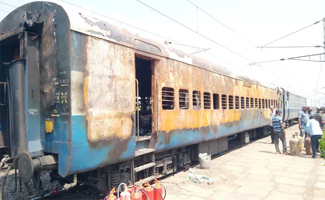 Fire Accident in Yashwanthpur Express East Godavari - Sakshi