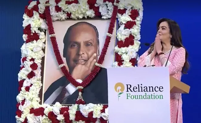 Nita Ambani Dedicated Dhirubhai Ambani Square At Jio World To The Nation - Sakshi