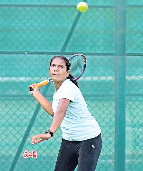 Sri Valli in Semis of Under 14  Tennis Tournament - Sakshi