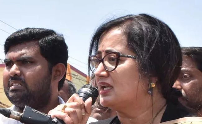 Sumalatha Ambareesh Fires On Minister Tamanna - Sakshi