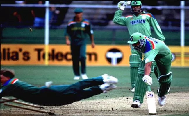 Jonty Rhodes Best Run out Inzamam In 1992 world Cup Match - Sakshi