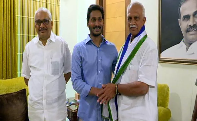 Another Shock to TDP, Dasari Balavardhan Rao joins ysrcp - Sakshi