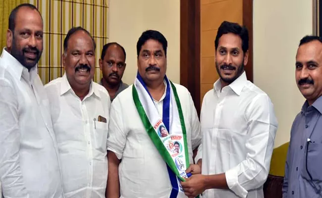 Modugula Venugopala Reddy Joins YSR Congress Party - Sakshi