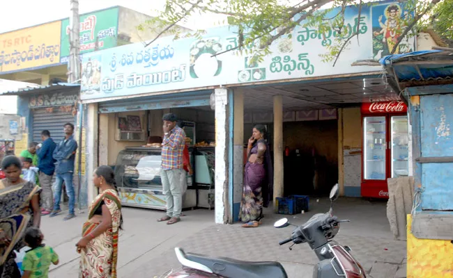 Govt Hospital Canteen Contractor Doing Side Bakery Business In Jagitial - Sakshi