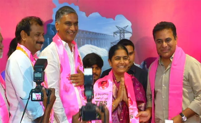 EX Minister Sunitha Laxma Reddy JoinS In TRS In The Presence Of KTR - Sakshi