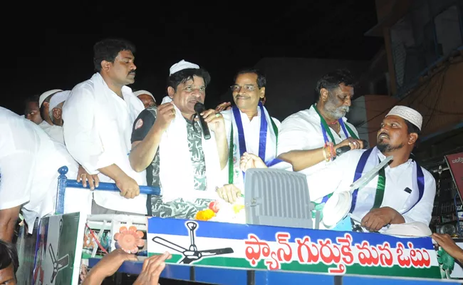 Actor YSRCP Leader Akbar Ali Election Campaign In Guntakallu - Sakshi