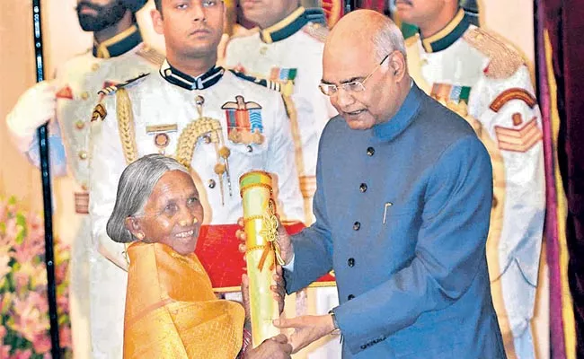 Ramnath Kovind who Honored Padma Shri to Kamala Pujari - Sakshi