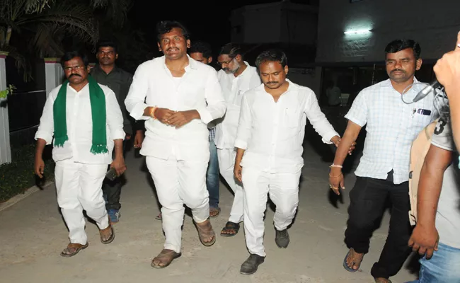 Rapthadu YSRCP Candidate Fires On Paritala Sunitha - Sakshi