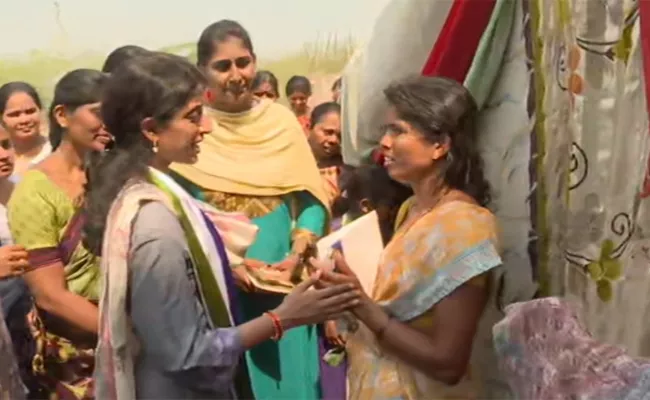 YS Bharathi Reddy Election Campaign In Simhadripuram - Sakshi