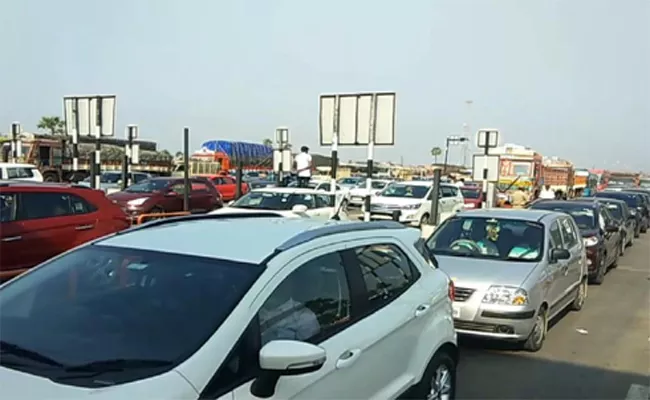 Heavy Traffic Jam At Panthangi Toll Plaza - Sakshi