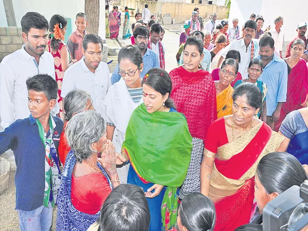 YS Bharathi Reddy Election Campaign in Ankalamma Guduru - Sakshi