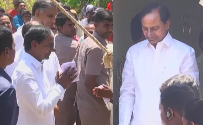 CM KCR Casting His Vote In Chintamadaka - Sakshi