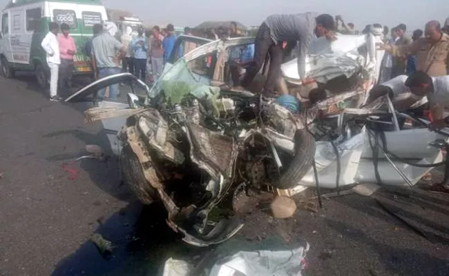 8 dies in Road accident on Agra Lucknow expressway - Sakshi