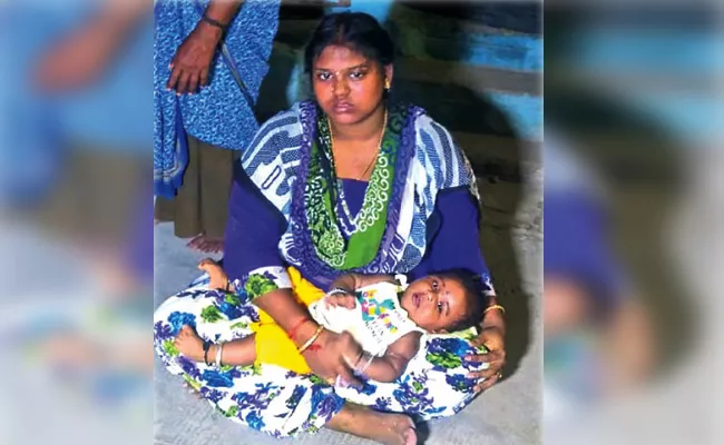 Wife Protest infront of Husband Home in Tamil Nadu - Sakshi