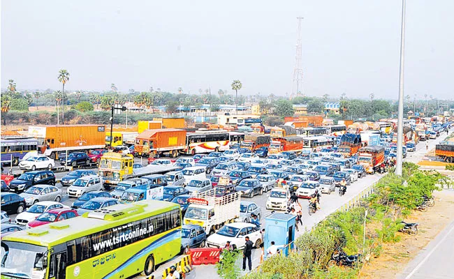 Heavy Traffic Jam At Panthangi Toll Plaza - Sakshi